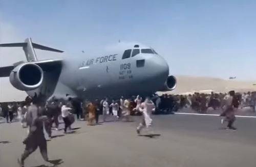 تعلق الأفغان بطائرة للهروب