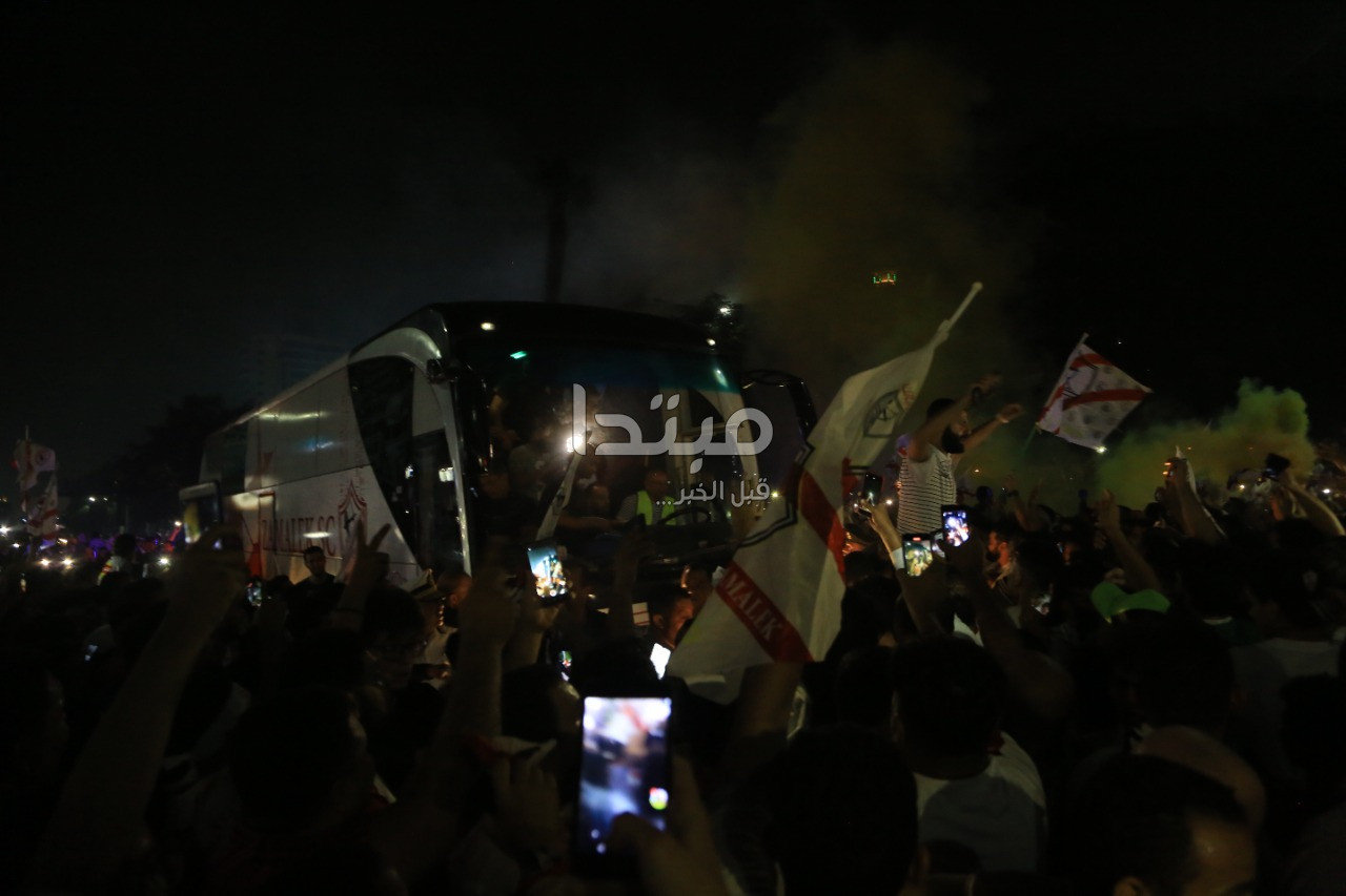 احتفالات جماهير الزمالك بالشماريخ