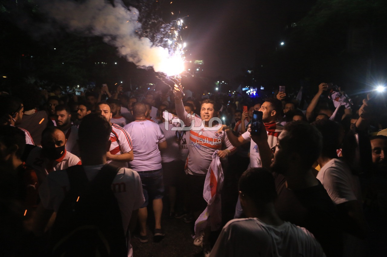 احتفالات جماهير الزمالك بالشماريخ