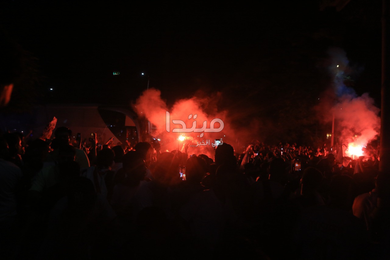 احتفالات جماهير الزمالك بالشماريخ