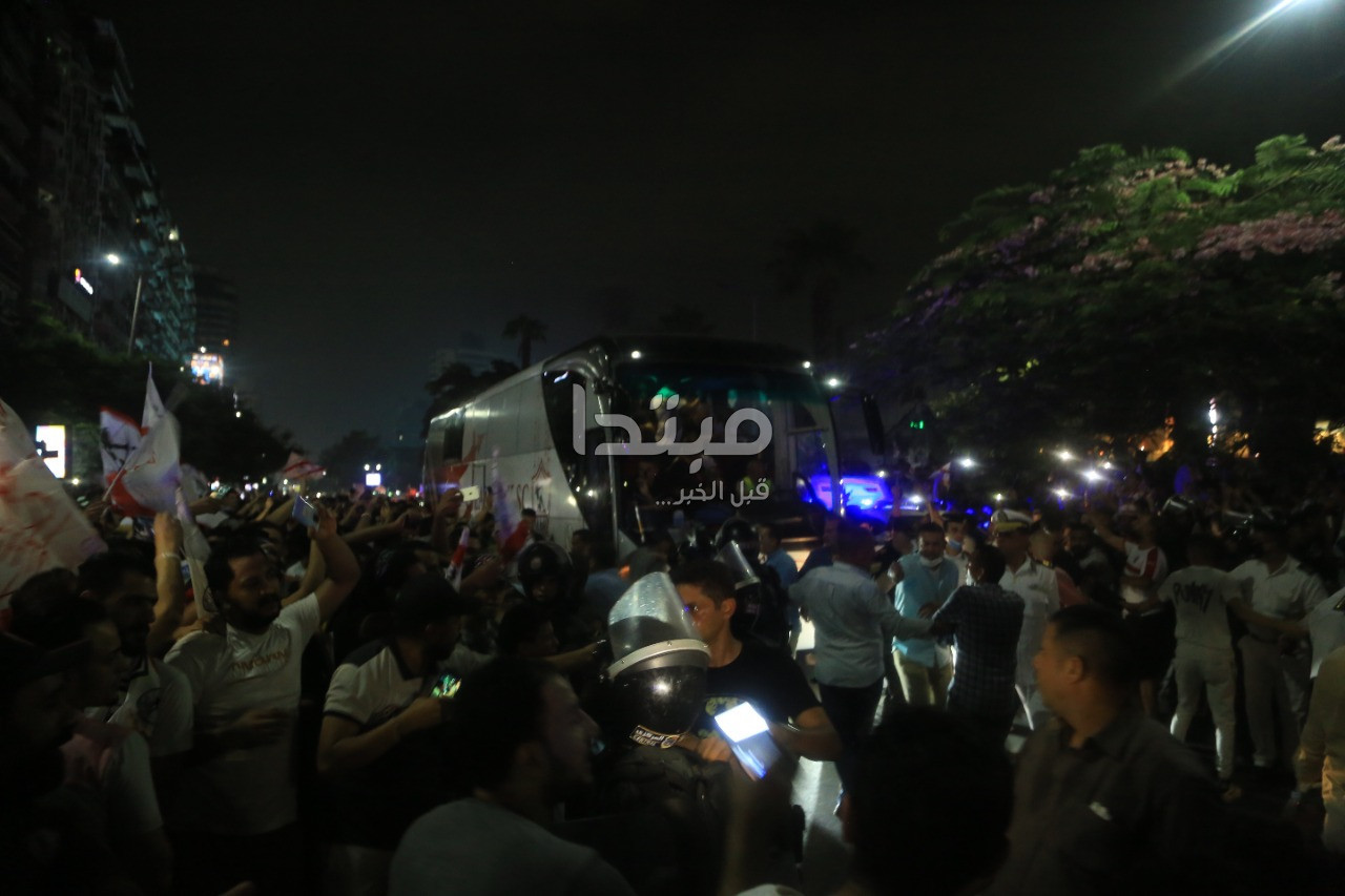احتفالات جماهير الزمالك بالشماريخ
