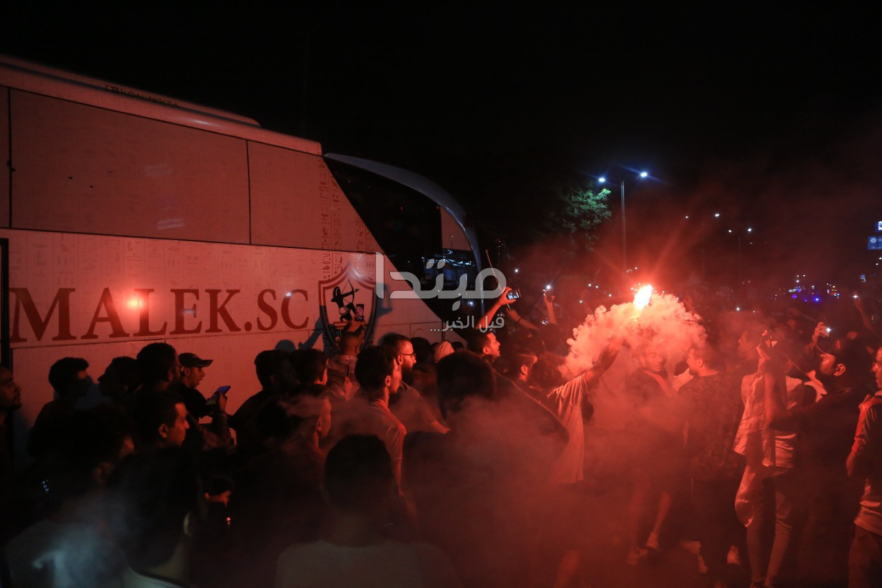 احتفالات جماهير الزمالك بالشماريخ