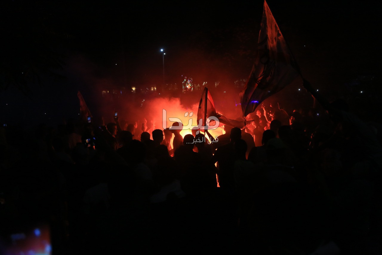 احتفالات جماهير الزمالك بالشماريخ