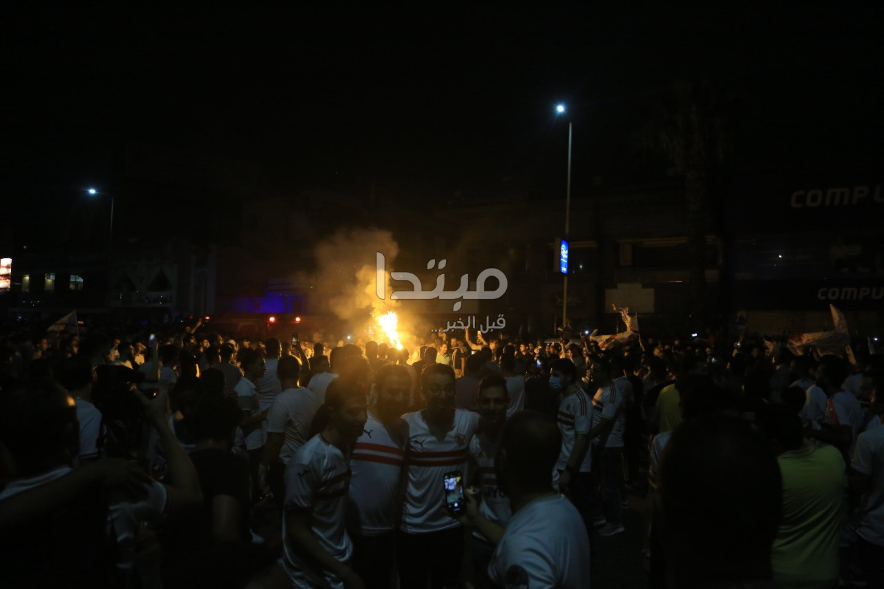 احتفالات جماهير الزمالك بالشماريخ
