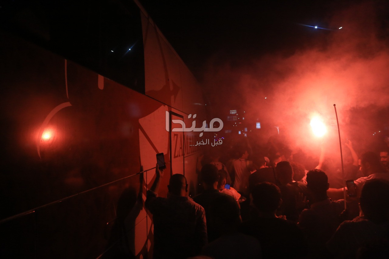 احتفالات جماهير الزمالك بالشماريخ