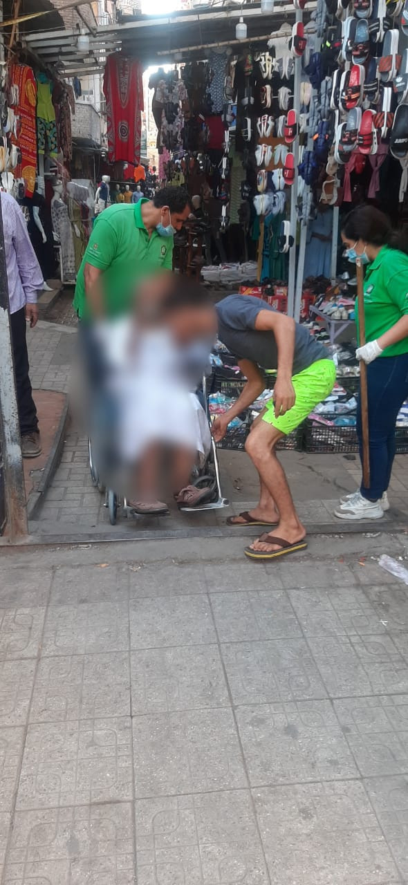 أطفال وكبار بلا مأوى ينقذ مسن بالإسكندرية