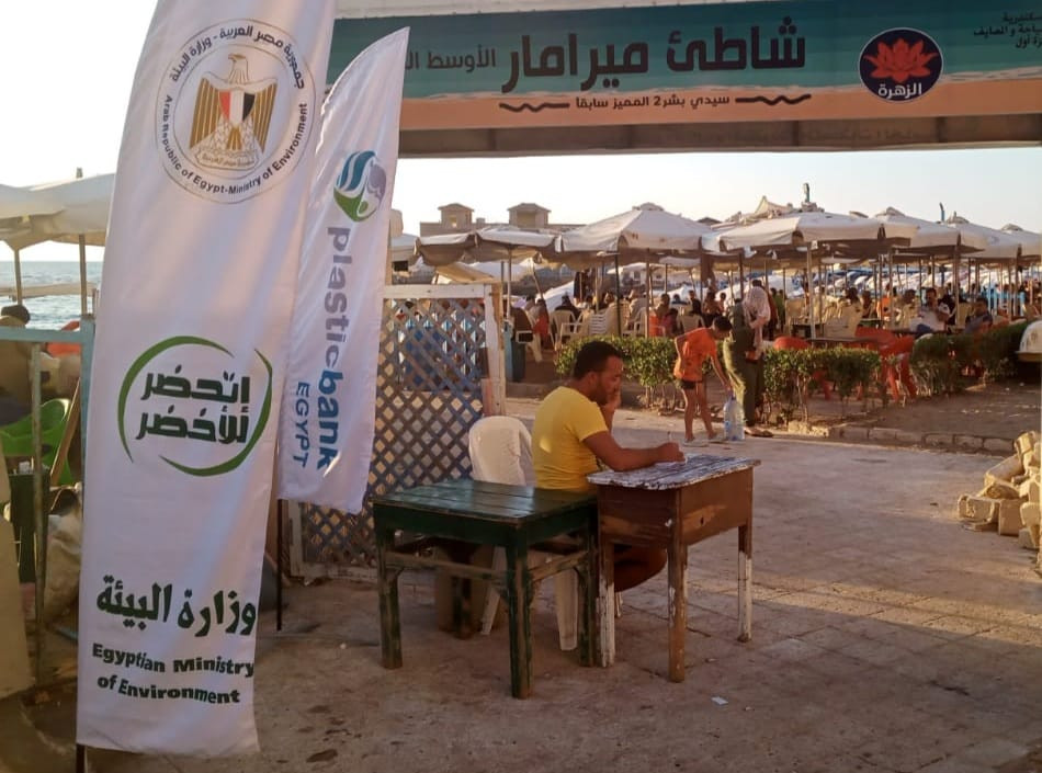 البيئة تنفذ أكبر حملة لتنظيف شواطئ الإسكندرية