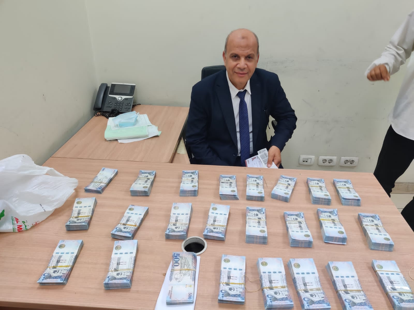 ضبط نجار مسلح يخفى أكثر من مليون ريال سعودى