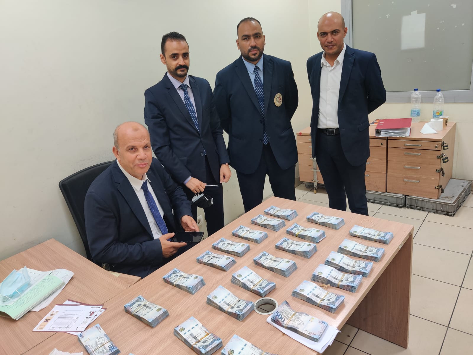 ضبط نجار مسلح يخفى أكثر من مليون ريال سعودى