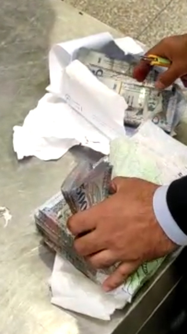 ضبط نجار مسلح يخفى أكثر من مليون ريال سعودى