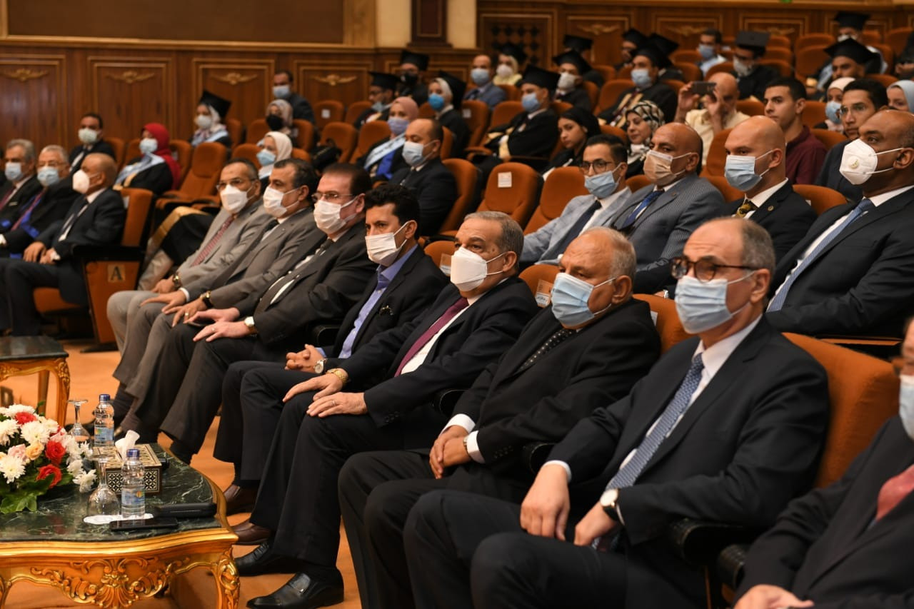 وزيرا الإنتاج الحربى والشباب والرياضة خلال حفل التخرج