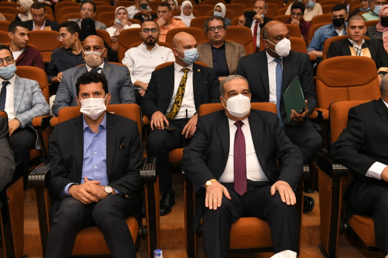 وزيرا الإنتاج الحربى والشباب والرياضة خلال حفل التخرج
