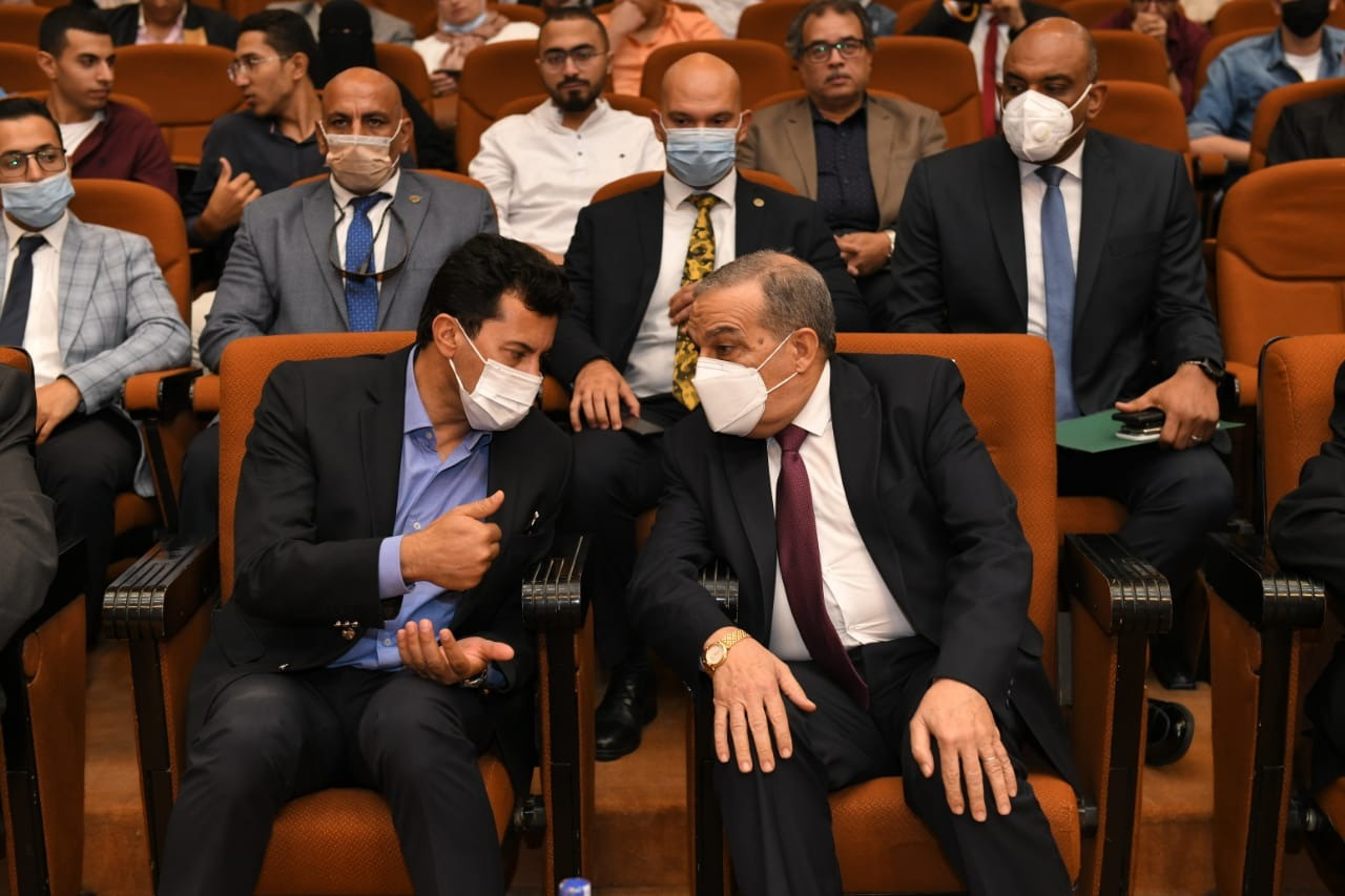وزيرا الإنتاج الحربى والشباب والرياضة خلال حفل التخرج