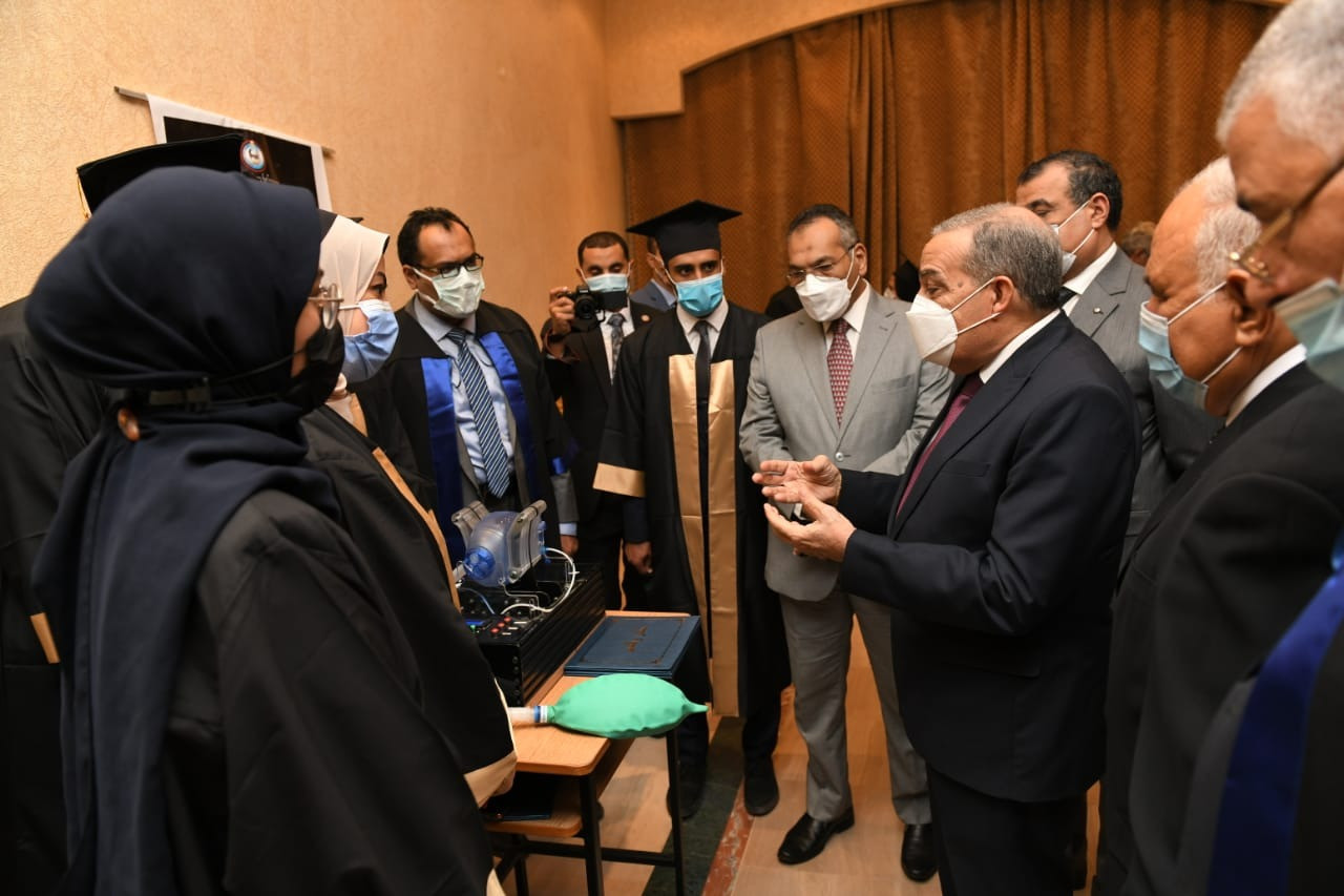 وزيرا الإنتاج الحربى والشباب والرياضة خلال حفل التخرج