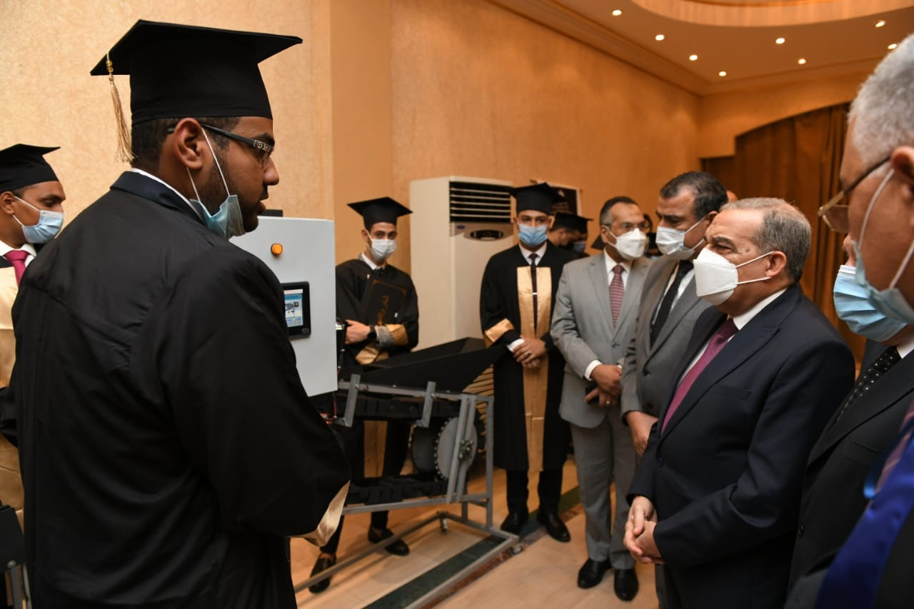 وزيرا الإنتاج الحربى والشباب والرياضة خلال حفل التخرج