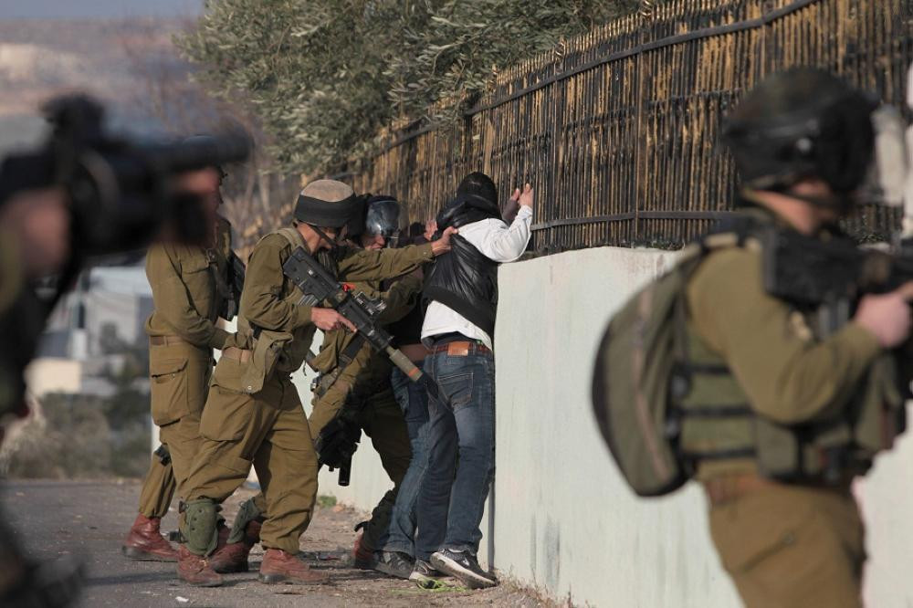 الاحتلال يعزز انتشاره في الضفة ويعتقل أكثر من 100 فلسطيني في حملة أمنية موسعة
