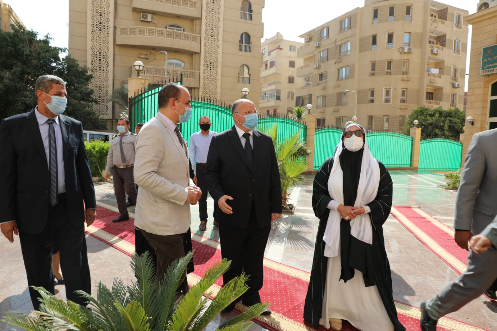 محافظ القاهرة يزور مجمع الباقيات الصالحات