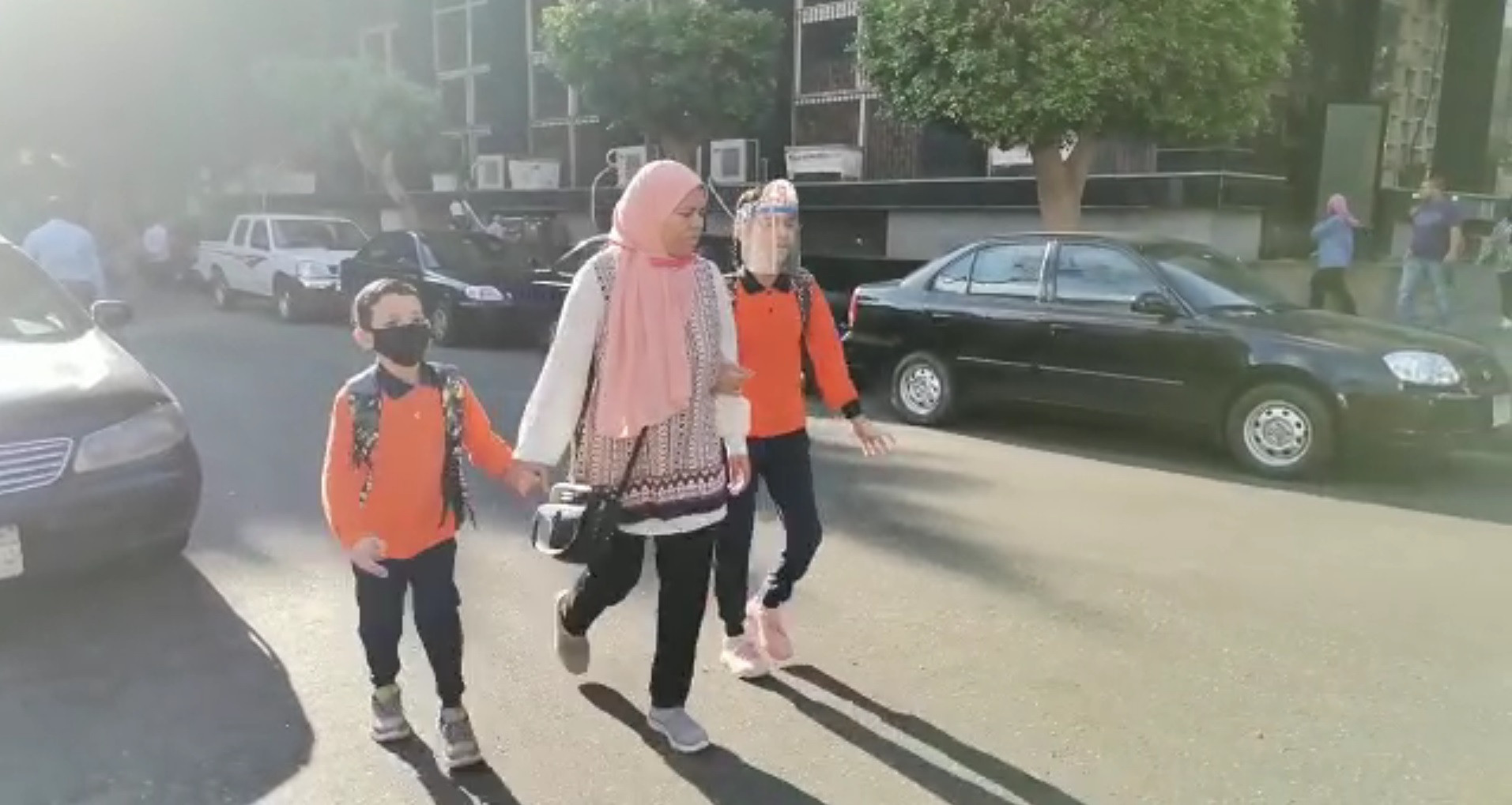 الأهالى يشاركون أطفالهم فرحة أول يوم دراسة بالقصر العينى