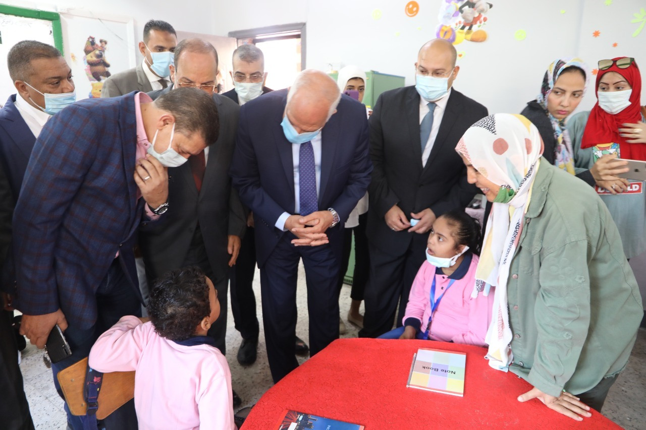 محافظ الجيزة يتابع سير العملية التعليمية