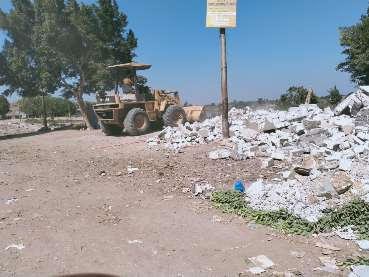الجيزة تزيل التعديات على حرم النيل