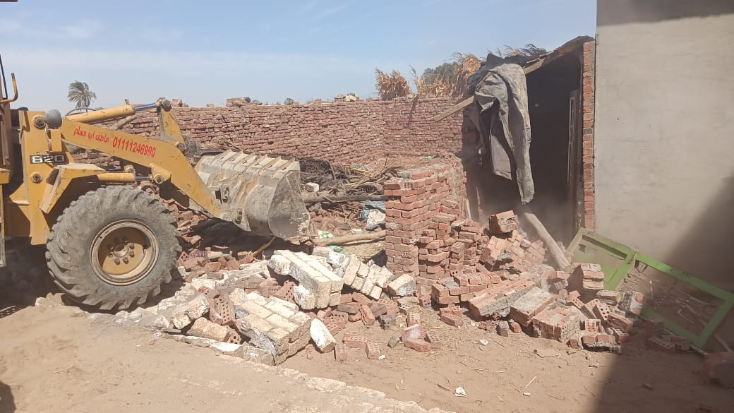 الجيزة تزيل التعديات على حرم النيل