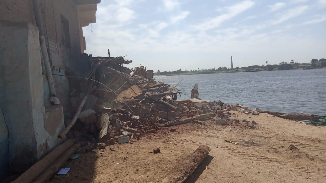 الجيزة تزيل التعديات على حرم النيل