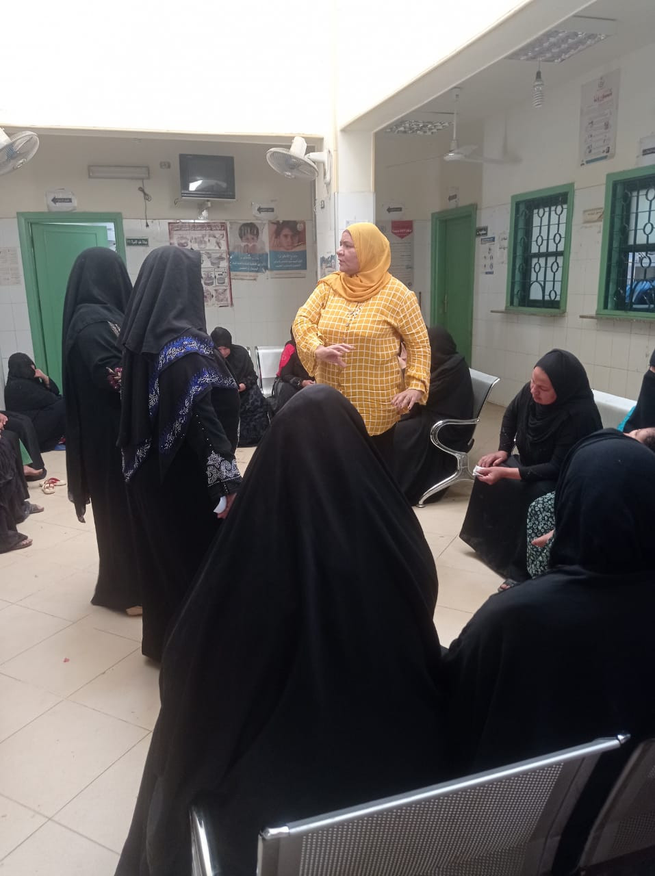 تطعيم مسنة بلقاح كورونا بسوهاج
