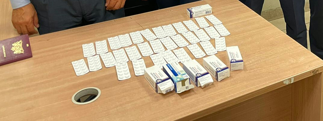 رجال جمارك مطار القاهرة والمضبوطات