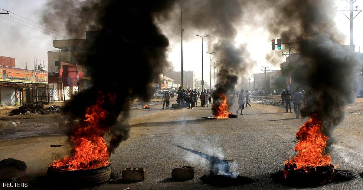 إشعال النار فى شوارع السودان