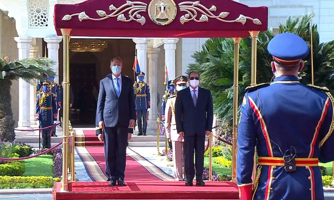 السيسى يستقبل الرئيس الرومانى
