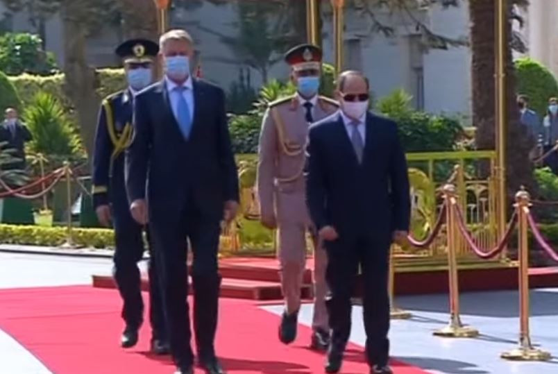 السيسى يستقبل الرئيس الرومانى