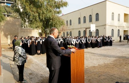الكاظمى يتابع بداية العام الدراسى فى العراق