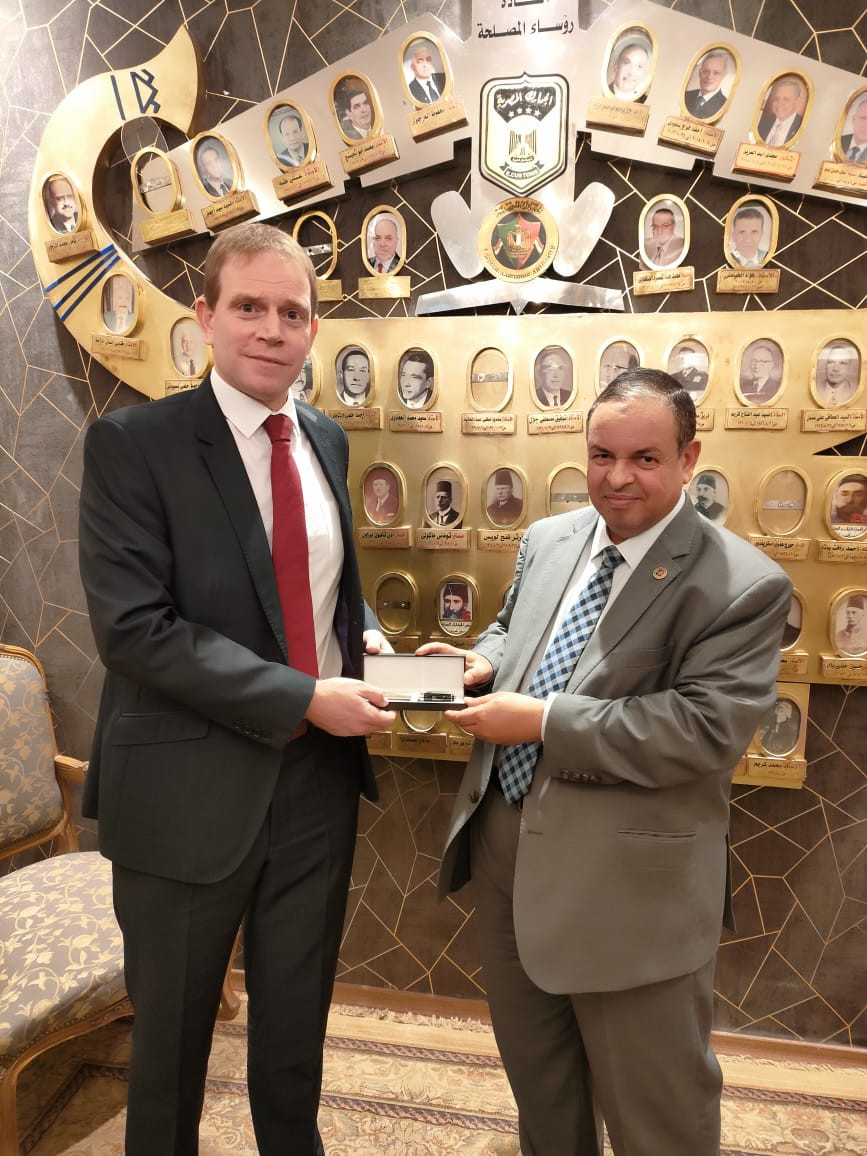 رئيس مصلحة الجمارك ونظيره البريطانى