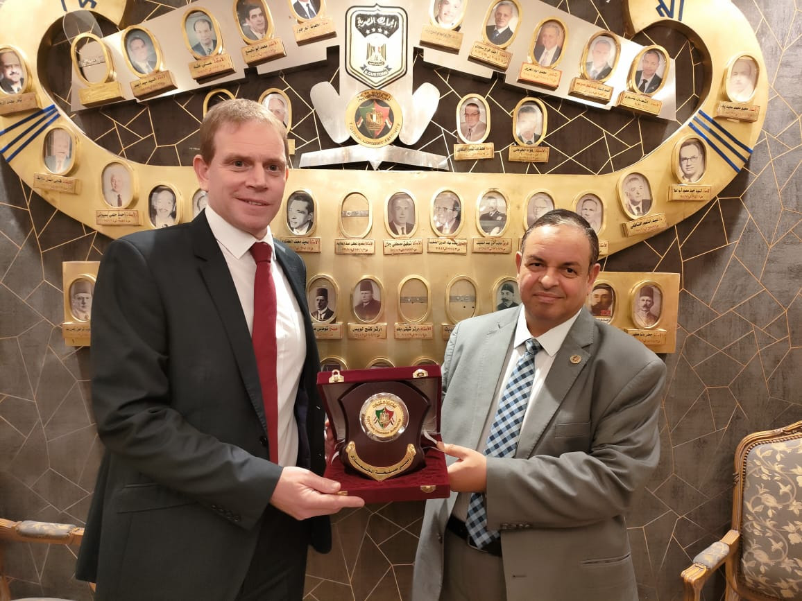 رئيس مصلحة الجمارك ونظيره البريطانى