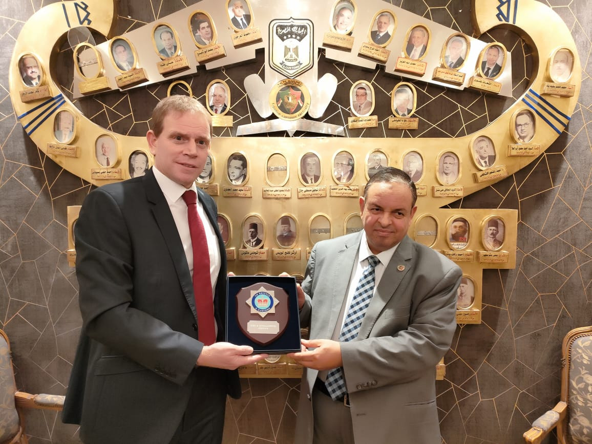 رئيس مصلحة الجمارك ونظيره البريطانى