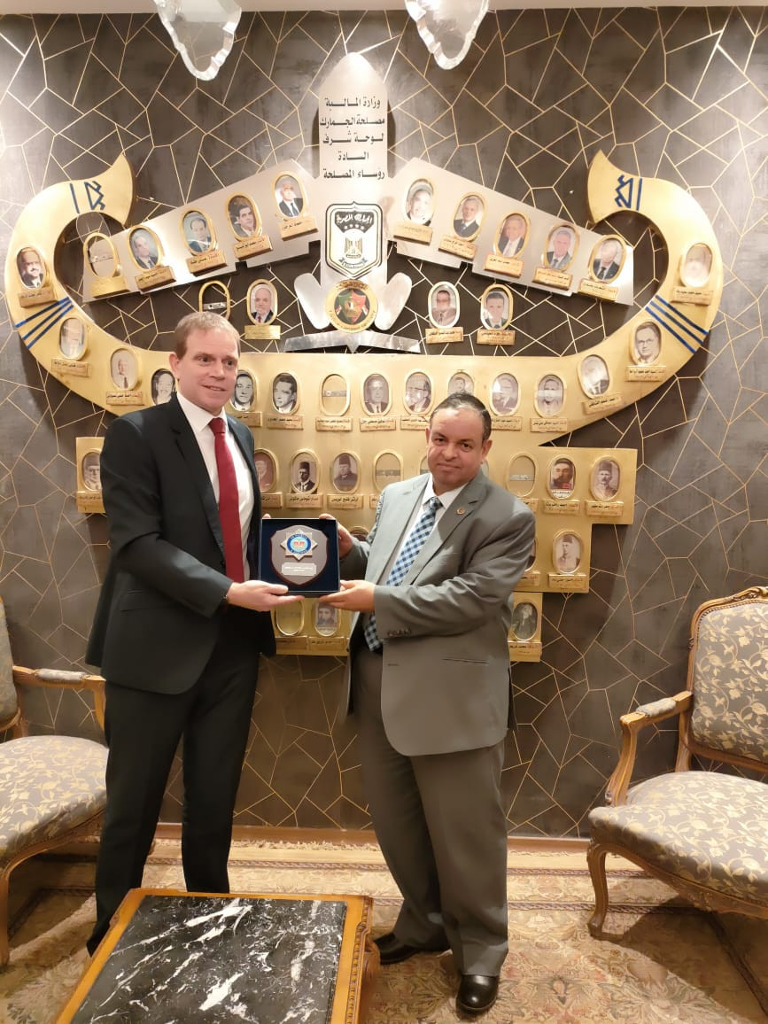 رئيس مصلحة الجمارك ونظيره البريطانى