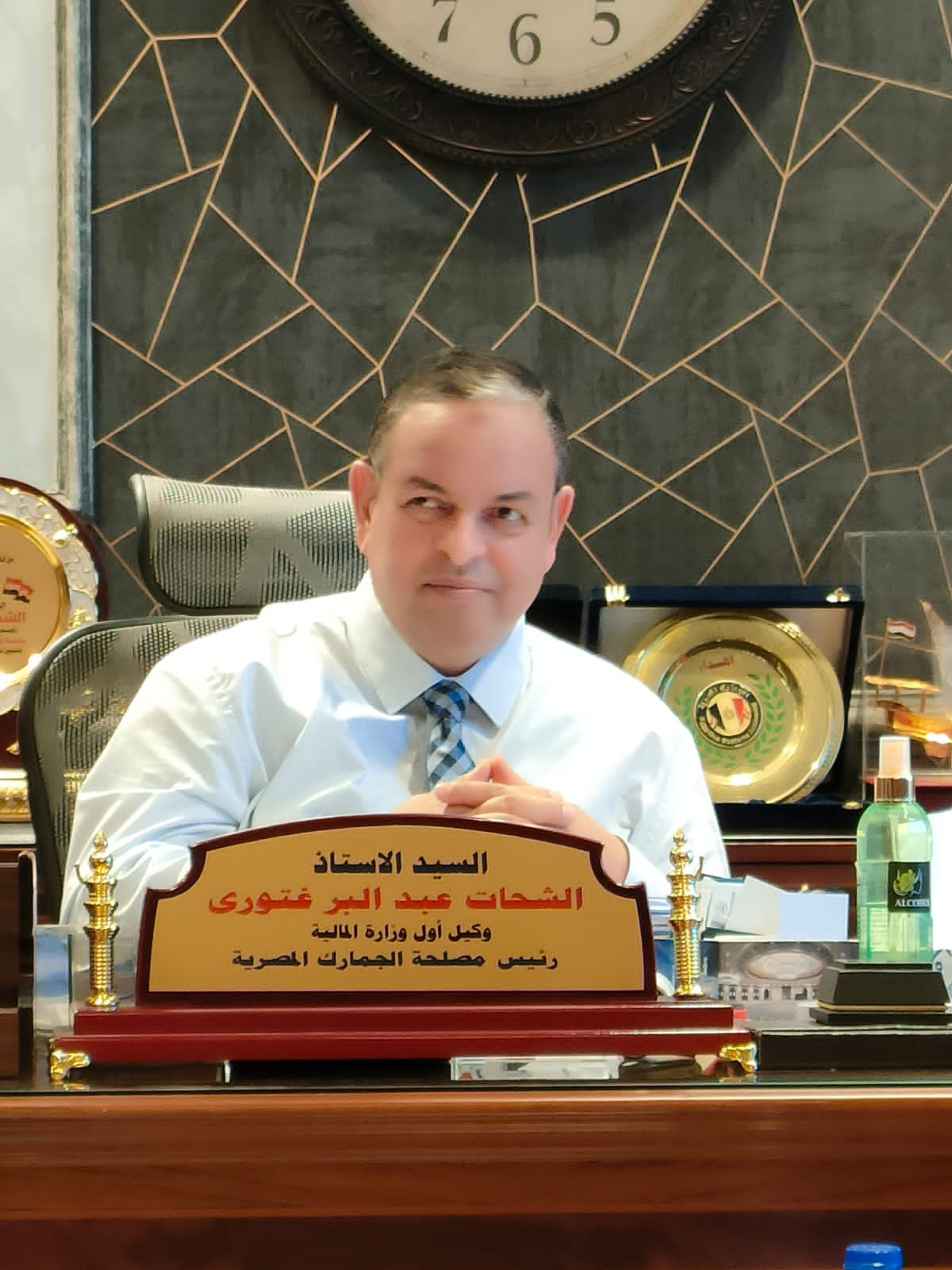 رئيس مصلحة الجمارك ونظيره البريطانى