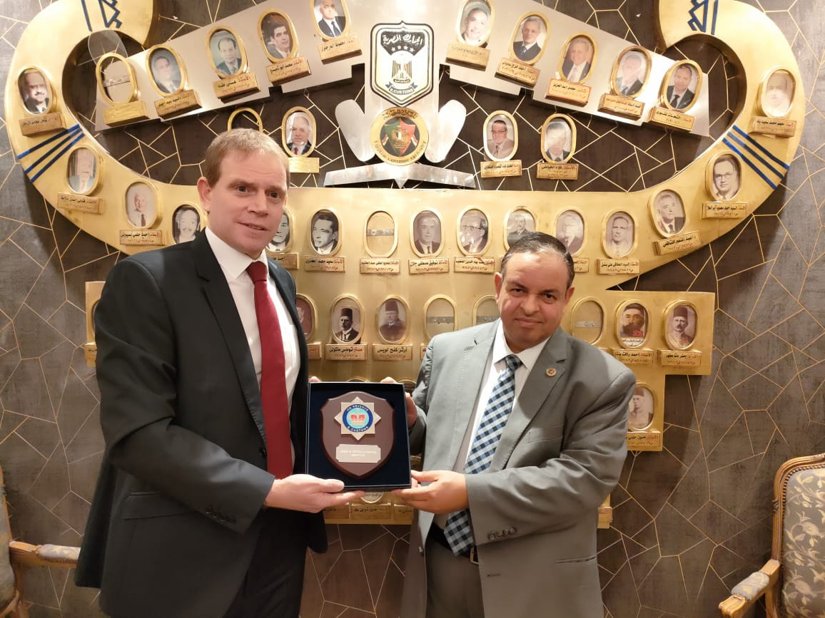 رئيس مصلحة الجمارك ونظيره البريطانى