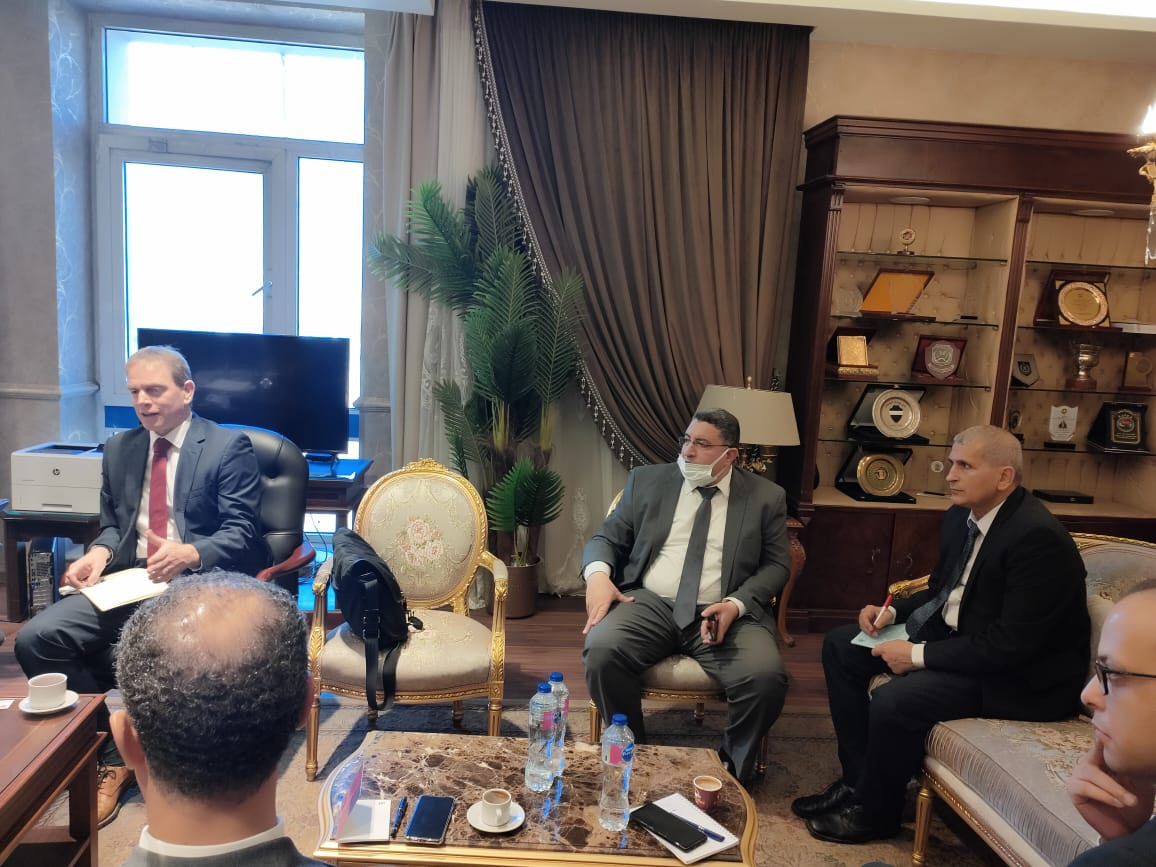 رئيس مصلحة الجمارك ونظيره البريطانى