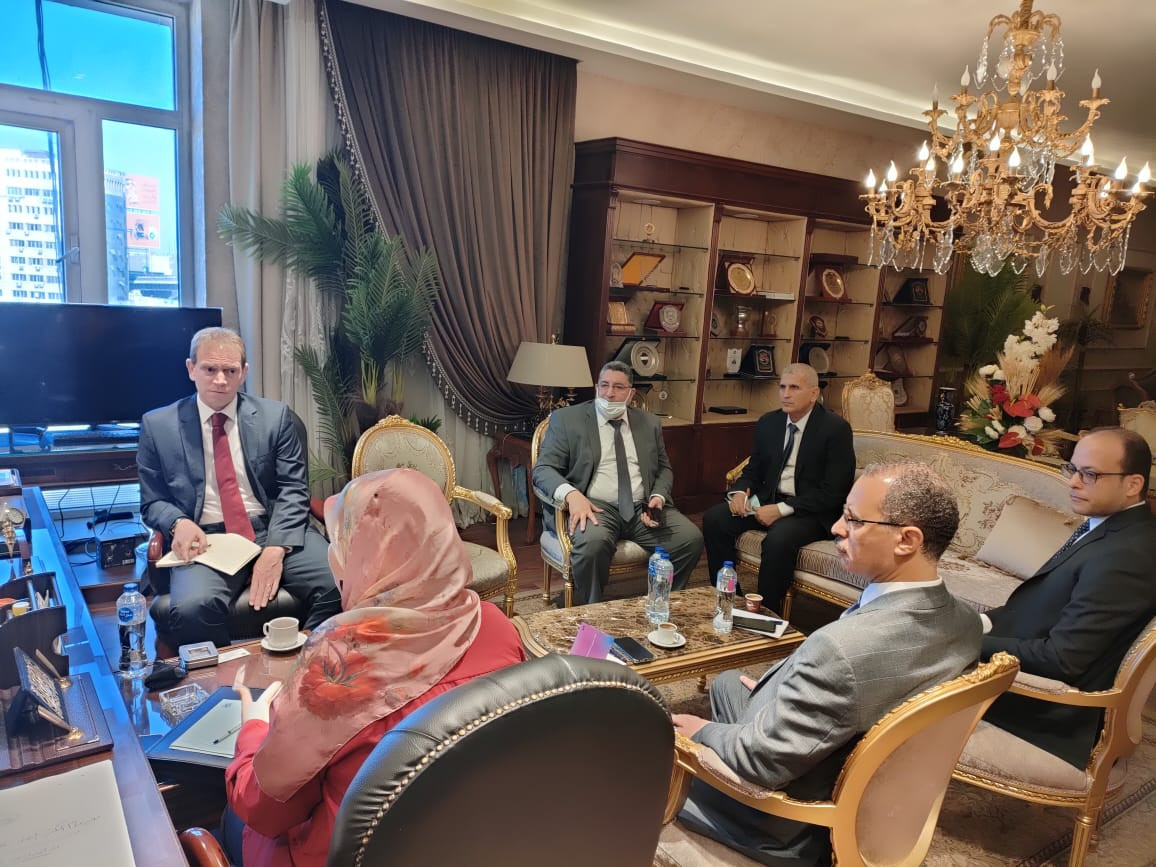 رئيس مصلحة الجمارك ونظيره البريطانى
