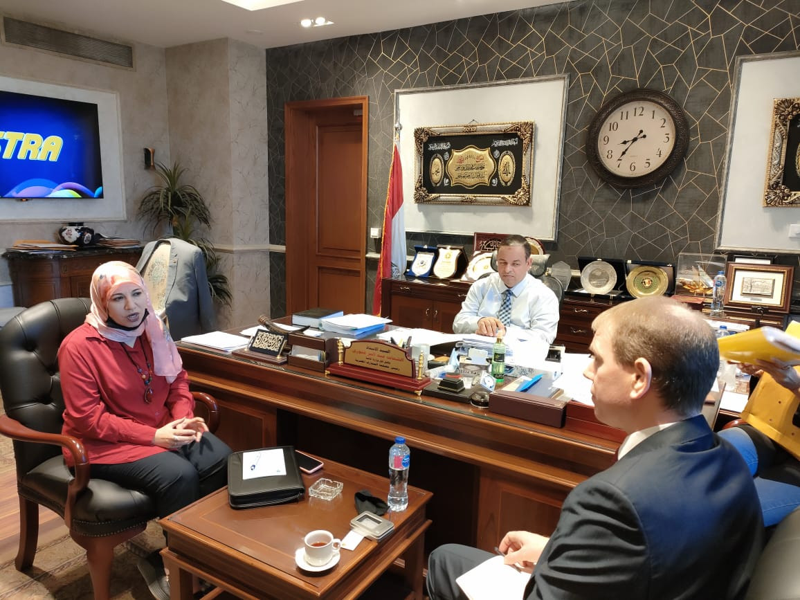 رئيس مصلحة الجمارك ونظيره البريطانى