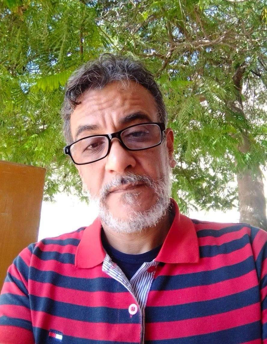 محمود بدوى.. موظف الأوقاف عاشق النحت على الزجاج