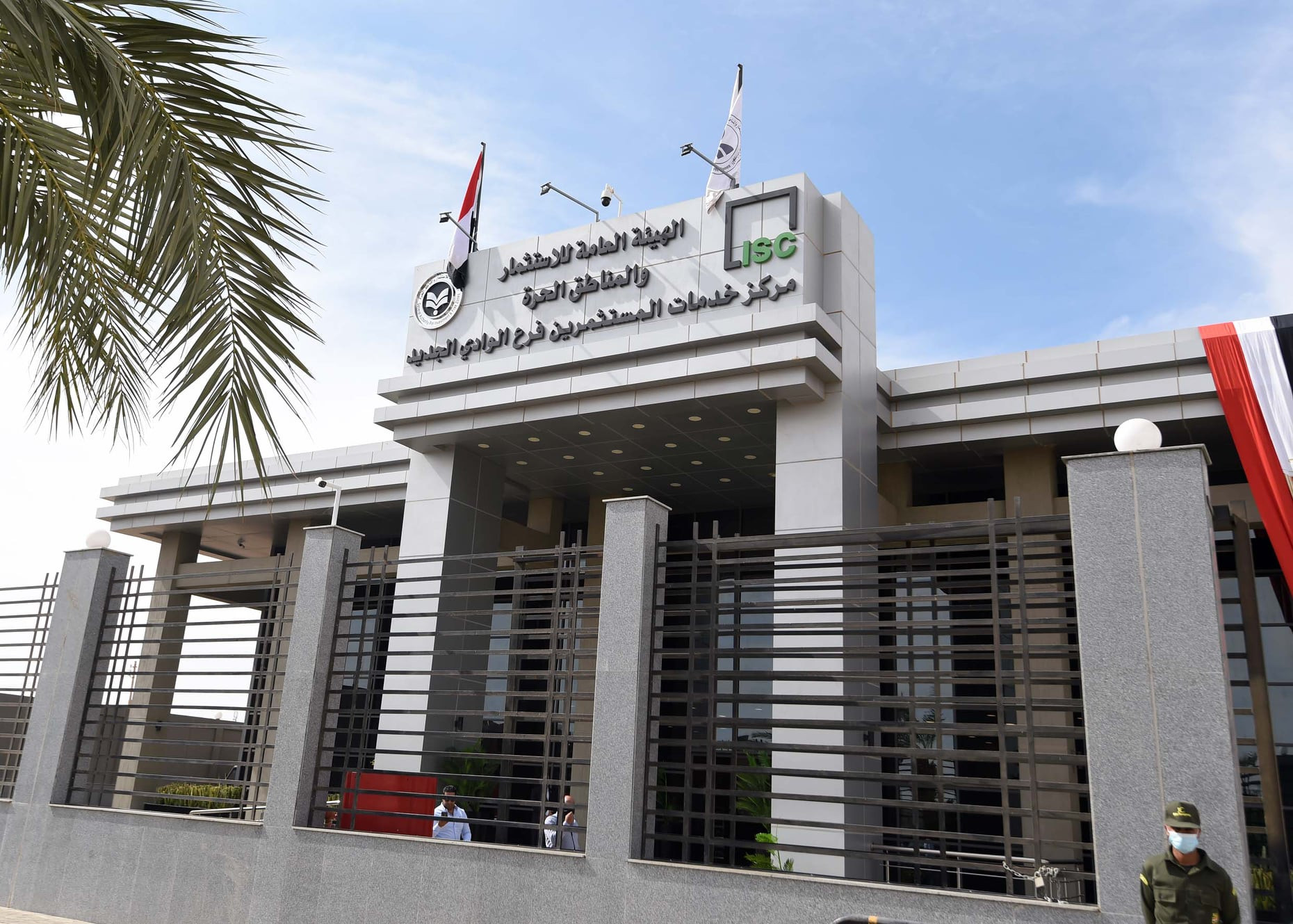 مدبولى يشهد مركز خدمات المستثمرين بالوادى الجديد