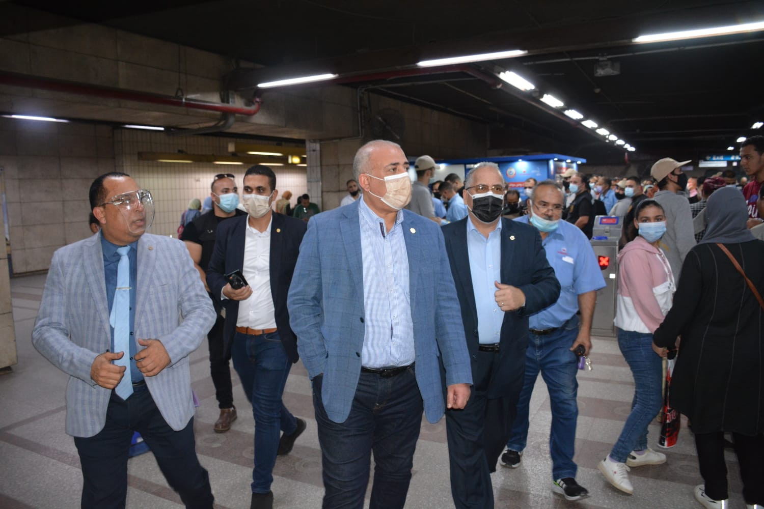 جولة رئيس الشركة المصرية لإدارة وتشغيل مترو الأنفاق