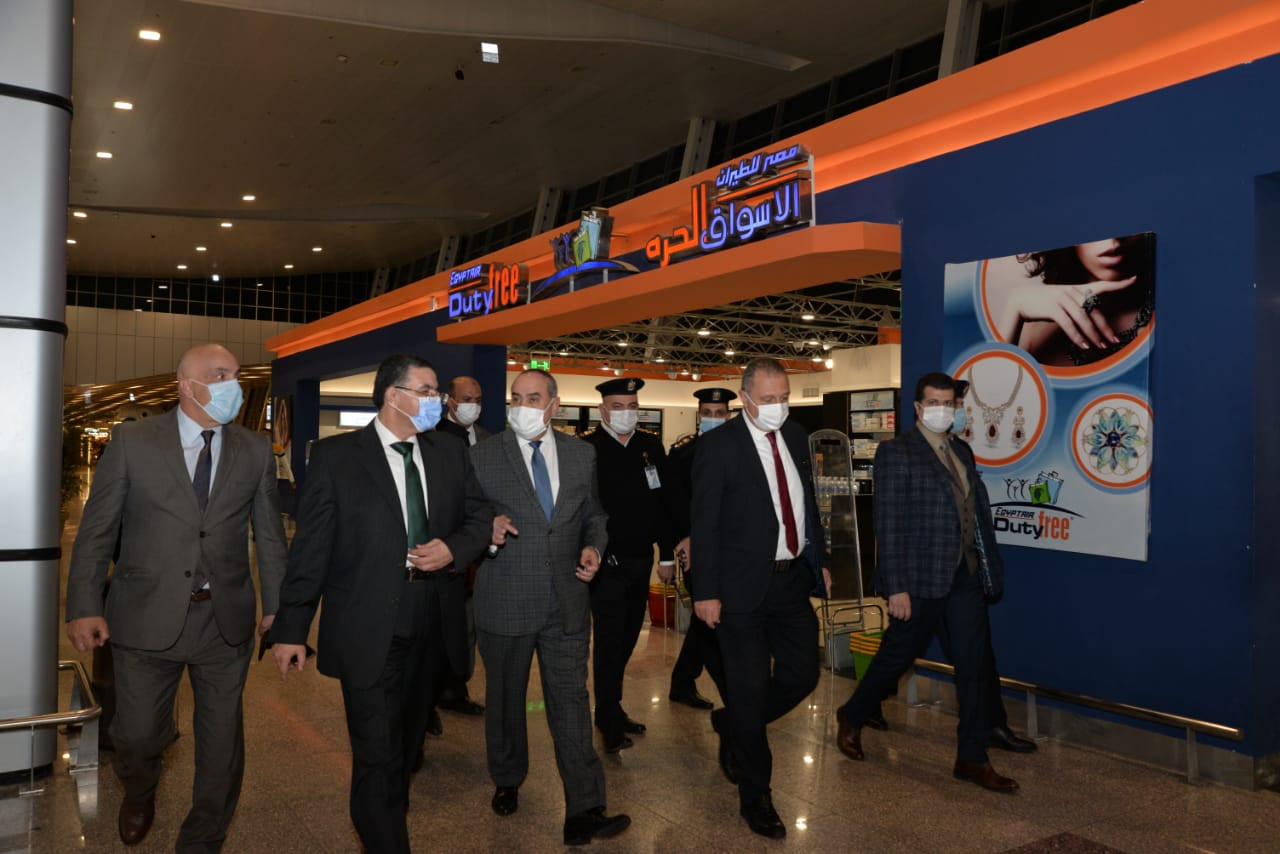وزير الطيران المدنى يتفقد مطار الغردقة الدولى