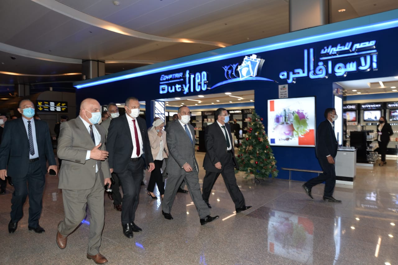 وزير الطيران المدنى يتفقد مطار الغردقة الدولى