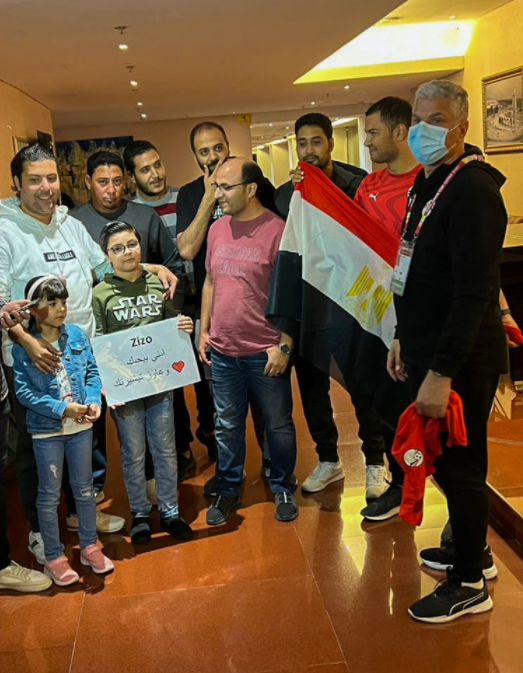وائل جمعة يسلم المشجع المصرى تيشرت زيزو