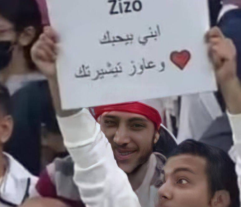 وائل جمعة يسلم المشجع المصرى تيشرت زيزو