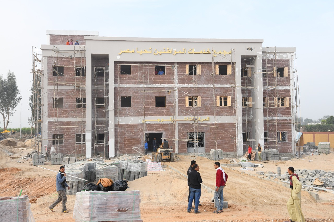 محافظ قنا يتابع أعمال مجمع الخدمات الحكومية