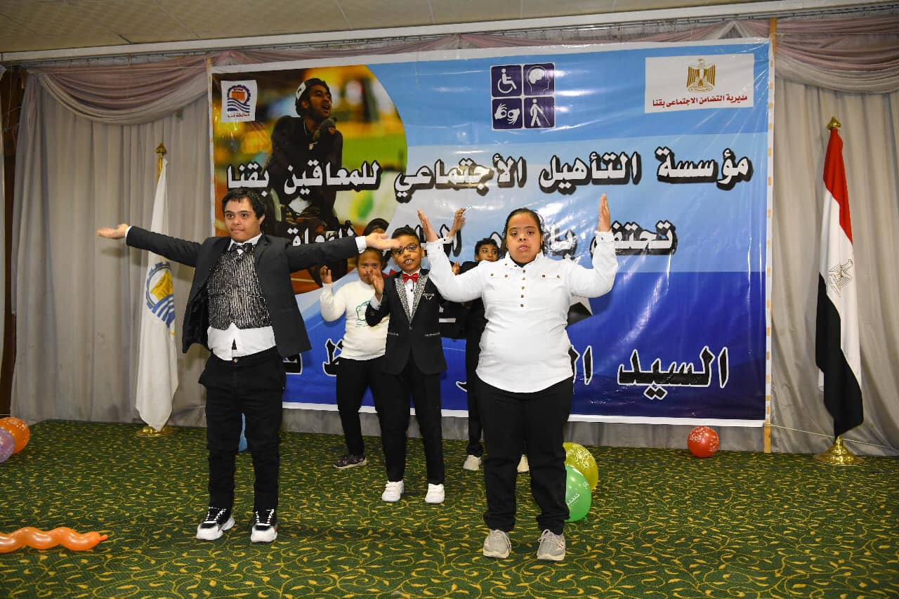 محافظ قنا